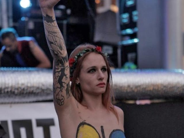 Бывшая активистка скандально известного движения FEMEN Элоиза Бутон приговорена во Франции к месяцу тюремного заключения условно за провокационную акцию в одном из крупнейших храмов Парижа