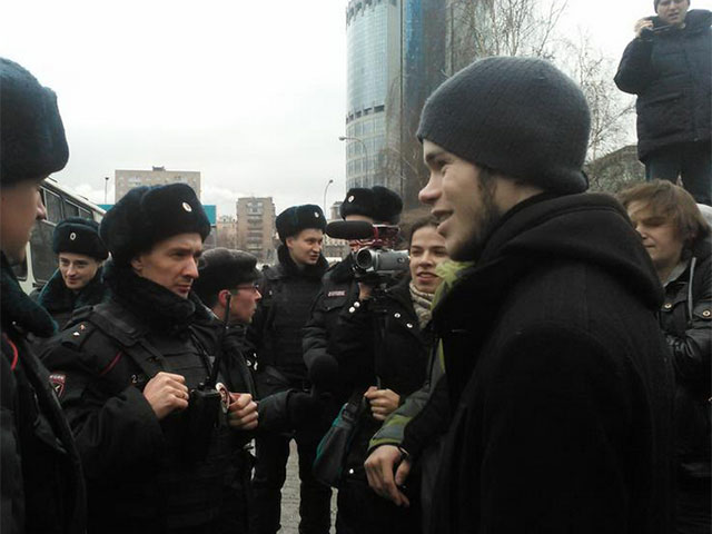Полиция задержала людей, пришедших к Центру международной торговли задать вопросы Путину
