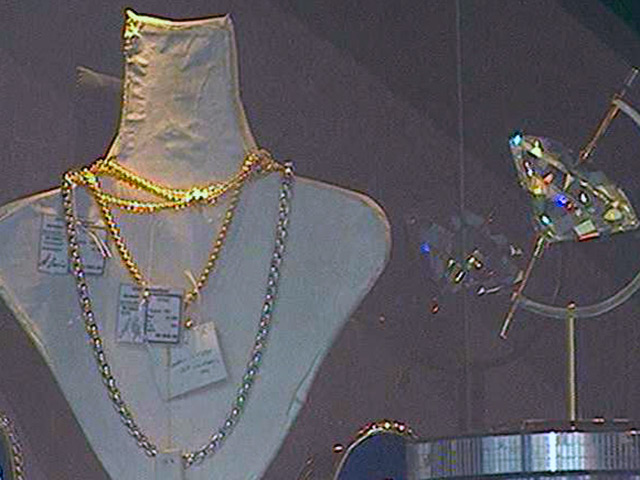 Злоумышленники разбили витрину ювелирного киоска, который арендовал место в торговом заведении, и завладели золотыми изделиями на сумму около 1 миллиона гривен (почти 63 тысячи долларов)
