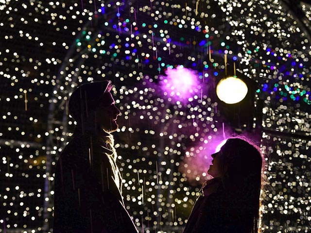 Влюбленные пары зажгли рождественские огни Лондона с помощью поцелуев