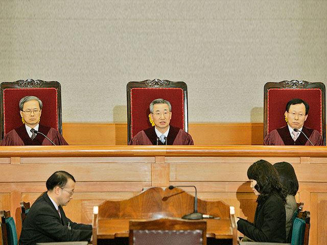 Конституционный суд Республики Корея проголосовал в пятницу за роспуск просеверокорейской оппозиционной партии. Это стало первым в истории страны запретом на деятельность политической партии с момента принятия в 1948 году первой конституции страны