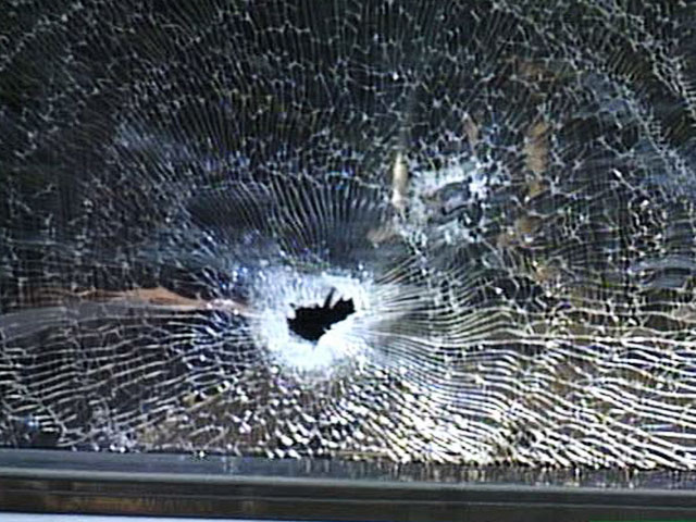 По предварительным данным, одного человека застрелили в автомобиле Chevrolet во дворе дома. Пуля прошла сквозь стекло двери