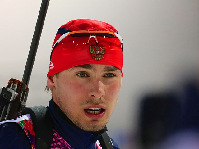 Россиянин Антон Шипулин занял первое место в спринтерской гонке на третьем этапе розыгрыша Кубка мира по биатлону в словенской Поклюке