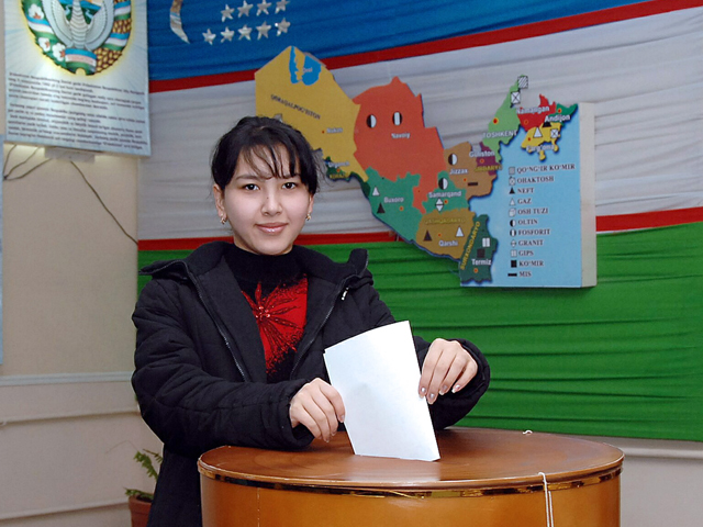 На одном из избирательных участков в Ташкенте в день президентских выборов в Узбекистане