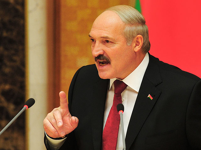 Накануне, комментируя кризис, президент Александр Лукашенко отвел стране полгода на стабилизацию и пригрозил: "Не дай бог, ситуация где-то колебнется"