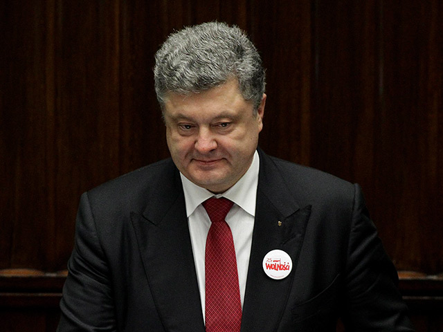 Украинский президент Петр Порошенко настаивает на внеочередном рассмотрении парламентом страны закона об отмене внеблокового статуса Украины