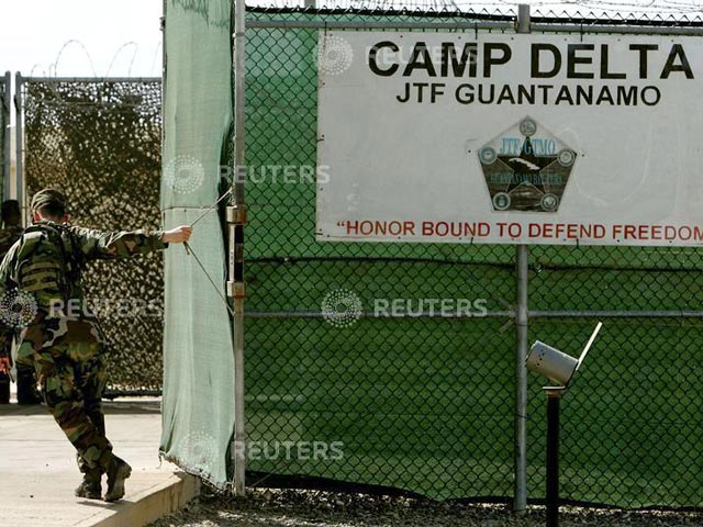 Власти США отправили четверых заключенных из спецтюрьмы на американской военной базе Гуантанамо на Кубе в Афганистан, сообщила сегодня пресс-служба министерства обороны