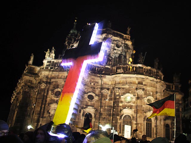 Более 17 тысяч человек вышли на улицы Дрездена в понедельник, 22 декабря, чтобы выразить протест против исламизации Европы