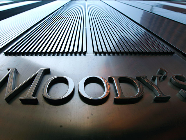 Международное рейтинговое агентство Moody's понизило потолок рейтингов несуверенных российских облигаций в иностранной валюте 
