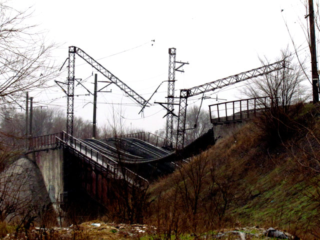 В городе Мариуполе Донецкой области, контролируемом украинскими силовиками, неизвестные в ночь на 23 декабря подорвали железнодорожный мост через реку Кальчик