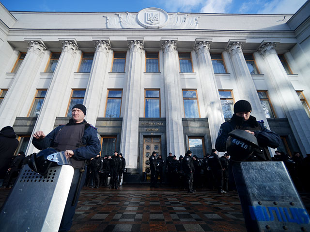 У здания Верховной Рады в Киеве 23 декабря, около 10 часов утра по местному времени, начались антиправительственные демонстрации, в которых приняли участие несколько тысяч человек
