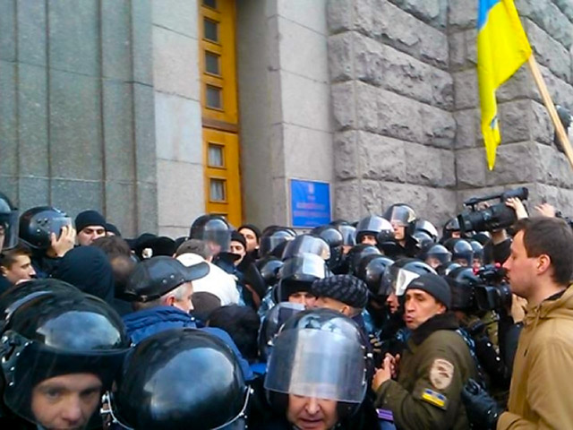 Утром 24 декабря около здания горсовета на площади Конституции в Харькове произошли беспорядки