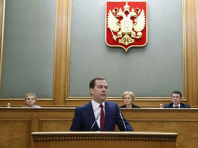 Премьер-министр России Дмитрий Медведев заявил,  что уходящий 2014 год стал для россиян сложным, и предупредил граждан страны, что новый, 2015-й, будет еще сложнее