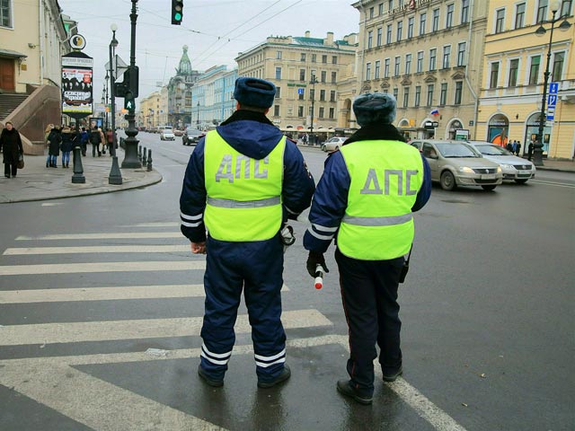 В Петербурге более тысячи полицейских брошены на охрану салонов сотовой связи
