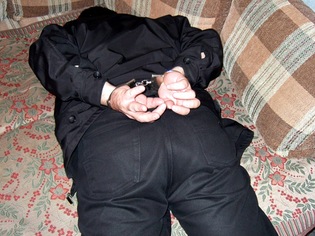 В подмосковном поселке Нахабино Красногорского района взят под стражу 22-летний уроженец Узбекистана Рустам Одилов, которого подозревают в нападении на квартиру пенсионерки и взятии заложника