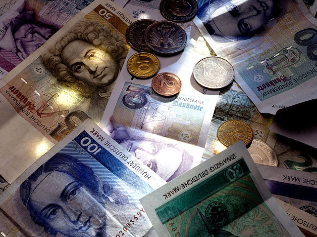 По данным Бундесбанка - центрального банка Германии - на конец ноября 2014 года, через 13 лет после введения в обращение евро, немцы хранили у себя дома старые банкноты и монеты на сумму 12,9 млрд немецких марок, что составляет 6,6 млрд евро