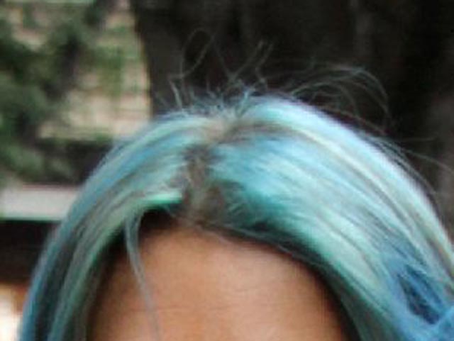 В Израиле девушку выгнали из автобуса за окрашенные в синий цвет волосы