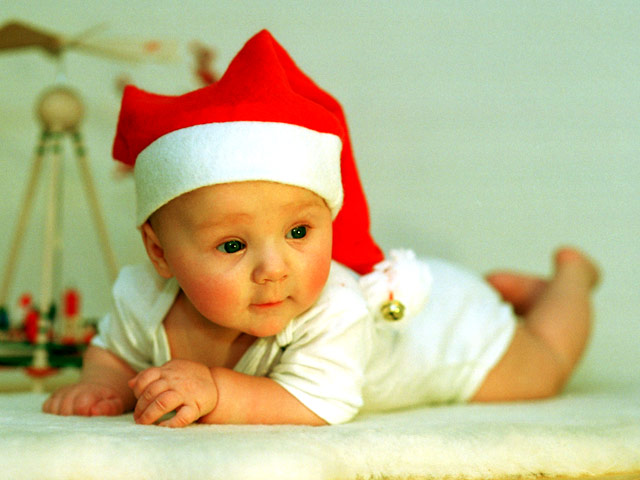 Детей, которые родились в канун Рождества, в некоторых американских клиниках отдают родителям одетыми в красный чулок - неизменный элемент костюма Санта-Клауса