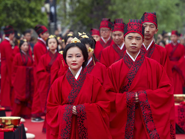 Люди в традиционной китайской одежде - ханьфу