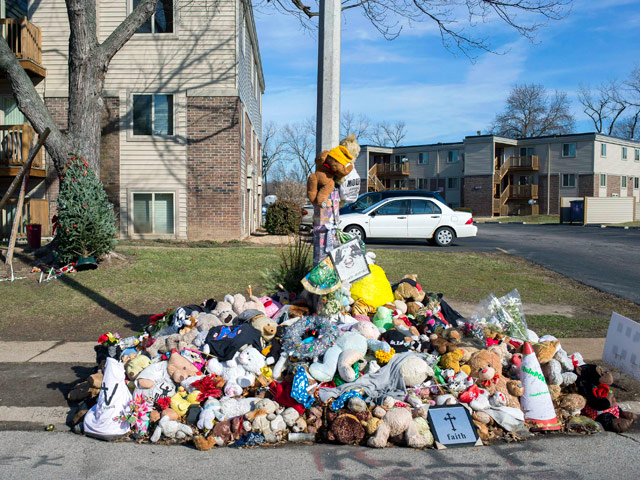 В американском Фергюсоне неизвестные разрушили импровизированный мемориал, созданный горожанами в память о 18-летнем афроамериканце Майкле Брауне, который был застрелен в августе этого года белым полицейским