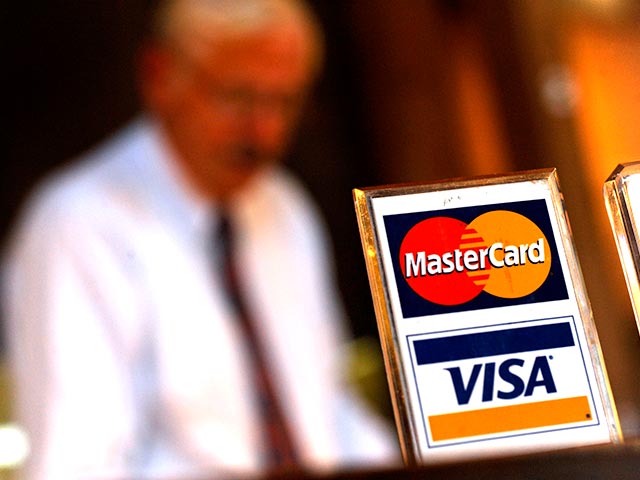 Глава Крыма Сергей Аксенов надеется, что альтернативу платежным системам Visa и MasterCard удастся найти до начала следующего туристического сезона