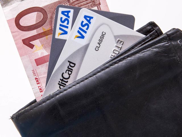 У крымчан появились проблемы с получением в банкоматах денег по картам Visa и Mastercard