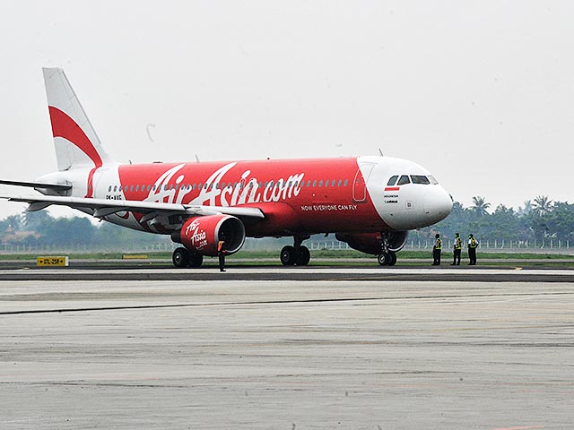 Утром в воскресенье с экранов радаров пропал пассажирский лайнер компании AirAsia, летевший из Индонезии в Сингапур (рейс QZ8501)