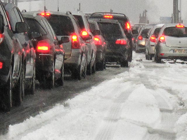 Не менее 15 тысяч автомобилей оказались в снежной ловушке на горных дорогах французского региона Рона-Альпы. Один водитель погиб при падении его машины в одно из ущелий в департаменте Изер