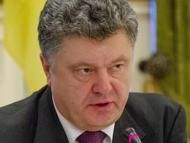 Президент Украины Петр Порошенко заявил, что если будет нарушен процесс по мирному решению конфликта в Донбассе, то он может ввести военное положение в стране