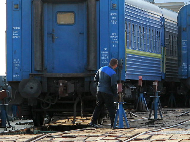 Поезд Москва - Симферополь уже четверо суток стоит на одной из станций на границе Москвы из-за невозможности уехать обратно в Крым