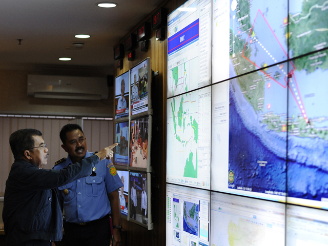 Спасатели: в районе поисков пропавшего самолета AirAsia замечен дым