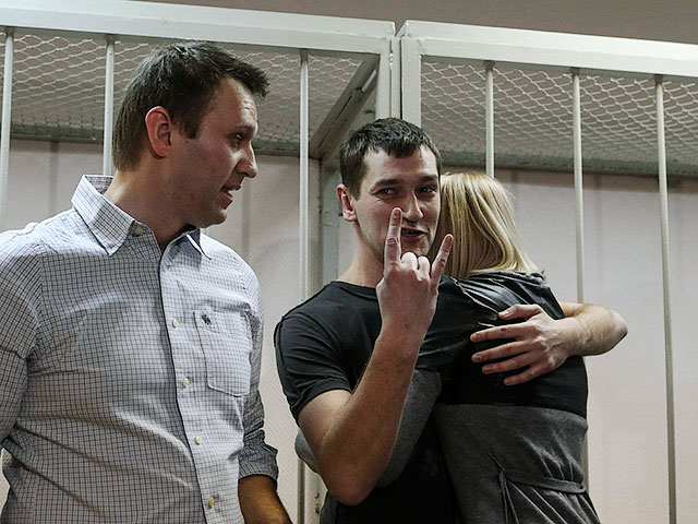 Алексей Навальный получил 3,5 года условно по "делу Yves Rocher". Его брат - 3,5 года колонии Алексей Навальный получил 3,5 года условно по "делу Yves Rocher". Его брат - 3,5 года колонии