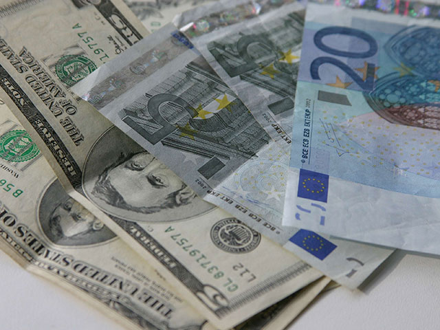 Доллар и евро заметно выросли на последних торгах 2014 года  