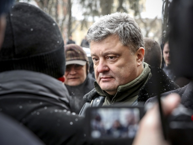 "Мы добьемся того, чтобы военные заводы перешли на 3 смены", - сказал Порошенко, который в настоящее время находится во Львове