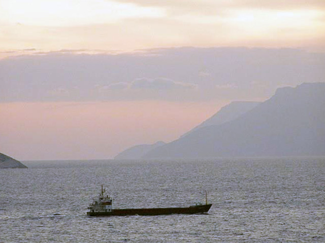 Согласно предварительным данным, подавшее сигнал бедствия судно Blue Sky M ходит под флагом Молдавии. Тип судна не сообщается. Погода на море близ Корфу штормовая