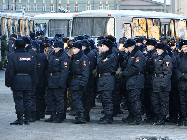 Московская полиция после оглашения приговора братьям Навальным перекрыла Манежную площадь Московская полиция после оглашения приговора братьям Навальным перекрыла Манежную площадь