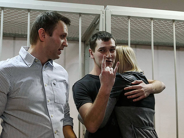 Брат оппозиционера Алексея Навального Олег, осужденный на 3,5 года лишения свободы, был взят под стражу в здании суда и доставлен в следственный изолятор Бутырка