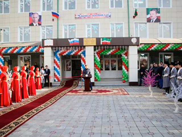 В Грозном торжественно открыли восстановленную школу N20, которая серьезно пострадала в ходе спецоперации по нейтрализации укрывавшихся в ней боевиков 4 декабря