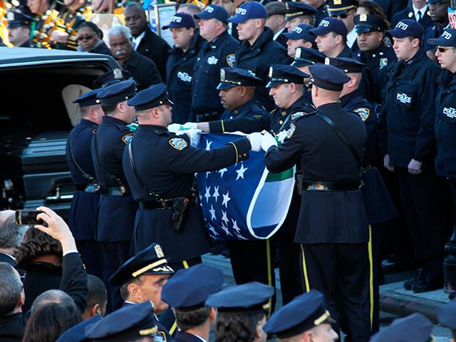 Количество убитых полицейских в США за год выросло на четверть