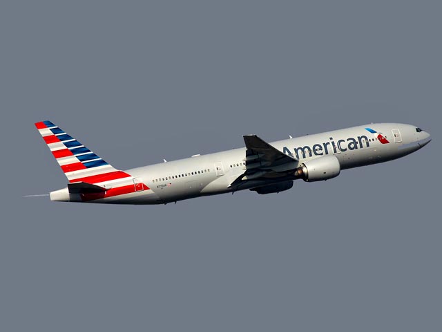 Пассажир American Airlines вышел из себя из-за того, что сотрудники авиакомпании пожелали ему счастливого Рождества. В результате экипаж был вынужден высадить мужчину из самолета в нью-йоркском аэропорту
