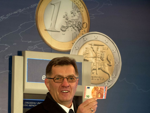 Первые наличные евро в банкомате в центре Вильнюса снял премьер Альгирдас Буткявичюс