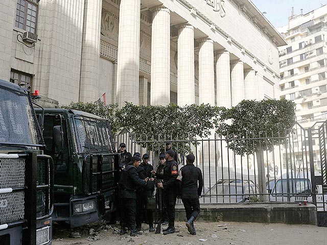 Суд в Египте в четверг отменил тюремный приговор трем сотрудникам катарского телеканала Al-Jazeera, дело отправлено на пересмотр