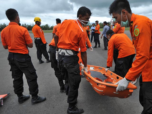 На месте крушения самолета AirAsia продолжают находить тела, водолазы пока не могут спуститься к остаткам самолета