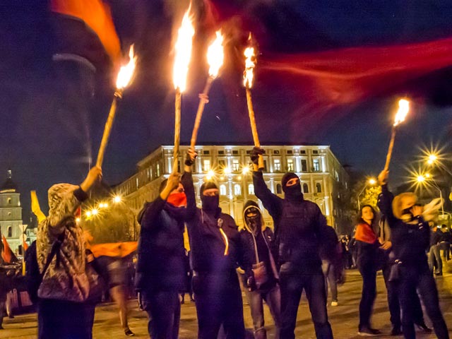 В Киеве проходит традиционное для 1 января, дня рождения лидера Организации украинских националистов Степана Бандеры, факельное шествие