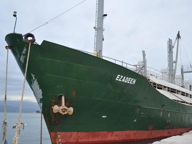 60-метровое судно Ezadeen под флагом Сьерра-Леоне, предназначенное для перевозки скота, было построено почти 50 лет назад и сейчас предположительно принадлежит ливанской компании