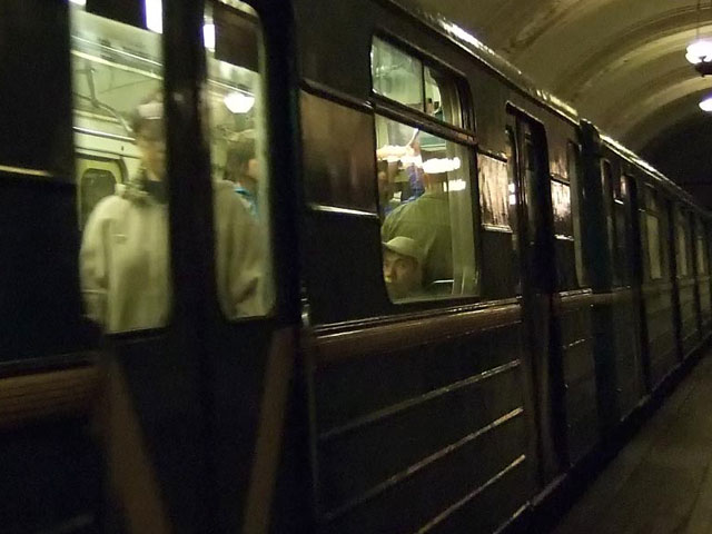 В московском метро погиб "зацепер", не удержавшихся между вагонами