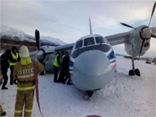 В аэропорту Магадана у самолета при взлете отказал двигатель: грузовой Ан-26 выкатился за пределы взлетной полосы, где у него подломилась стойка шасси