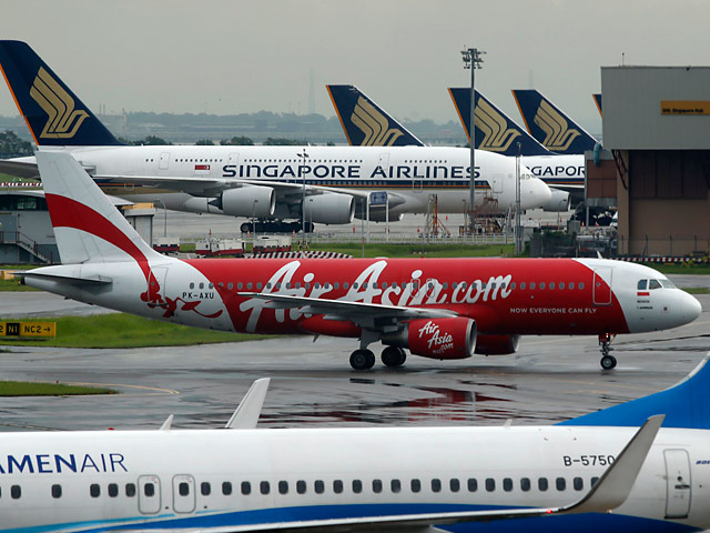 Разбившийся рейс AirAsia вылетел из Индонезии, не имея разрешения на выполнение полета в воскресенье, следует из публикаций местных СМИ