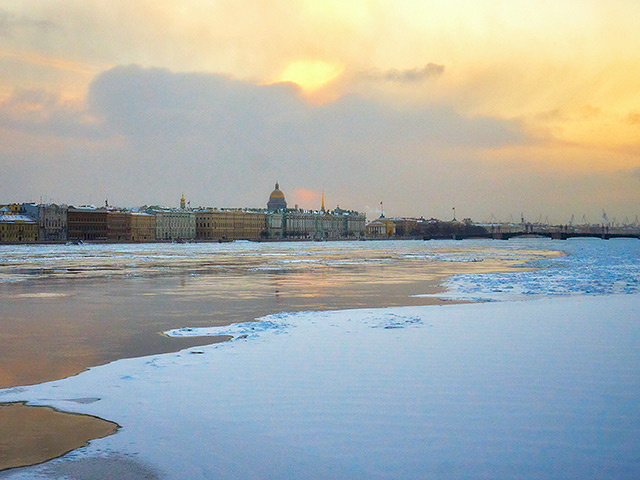 Уровень воды в устье реки Невы убывает, однако створы водопропускных сооружений в Петербурге остаются пока закрытыми