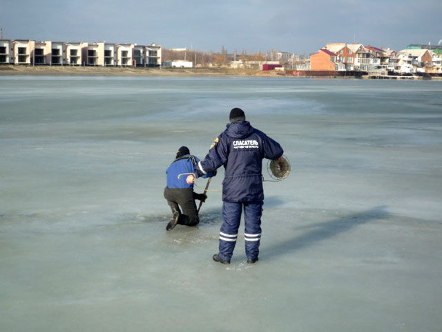 Три рыбака погибли, провалившись под лед в Ростовской области
